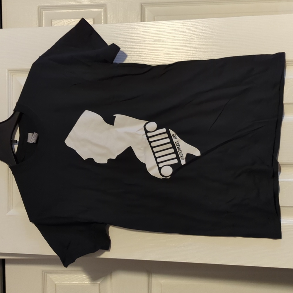 NWOT black screen printed Northeast Jeep/NJ short sleeve Gildan tee